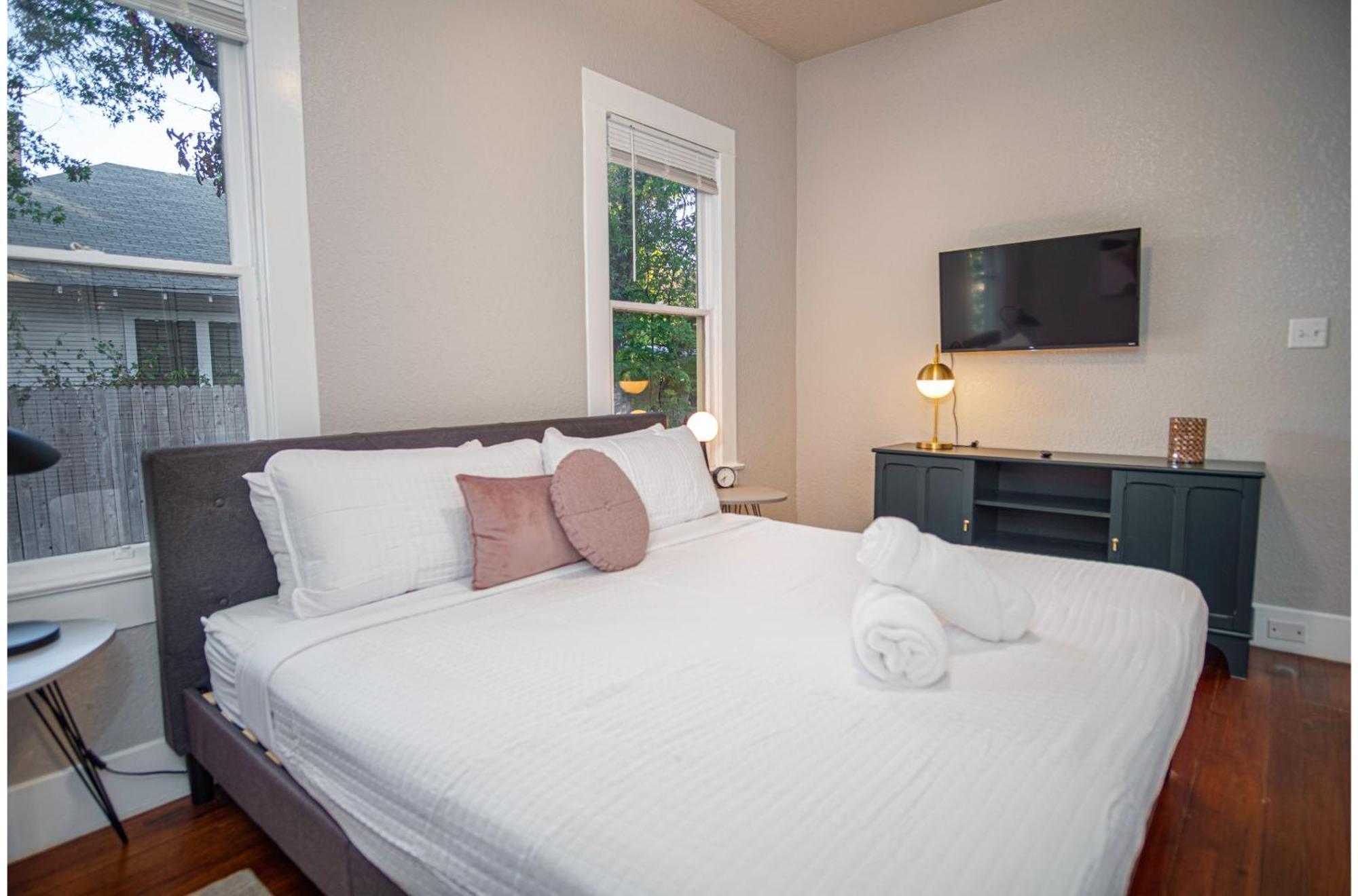 Chic Downtown Farmhouse With Garden And Bbq Grill San Antonio Ngoại thất bức ảnh